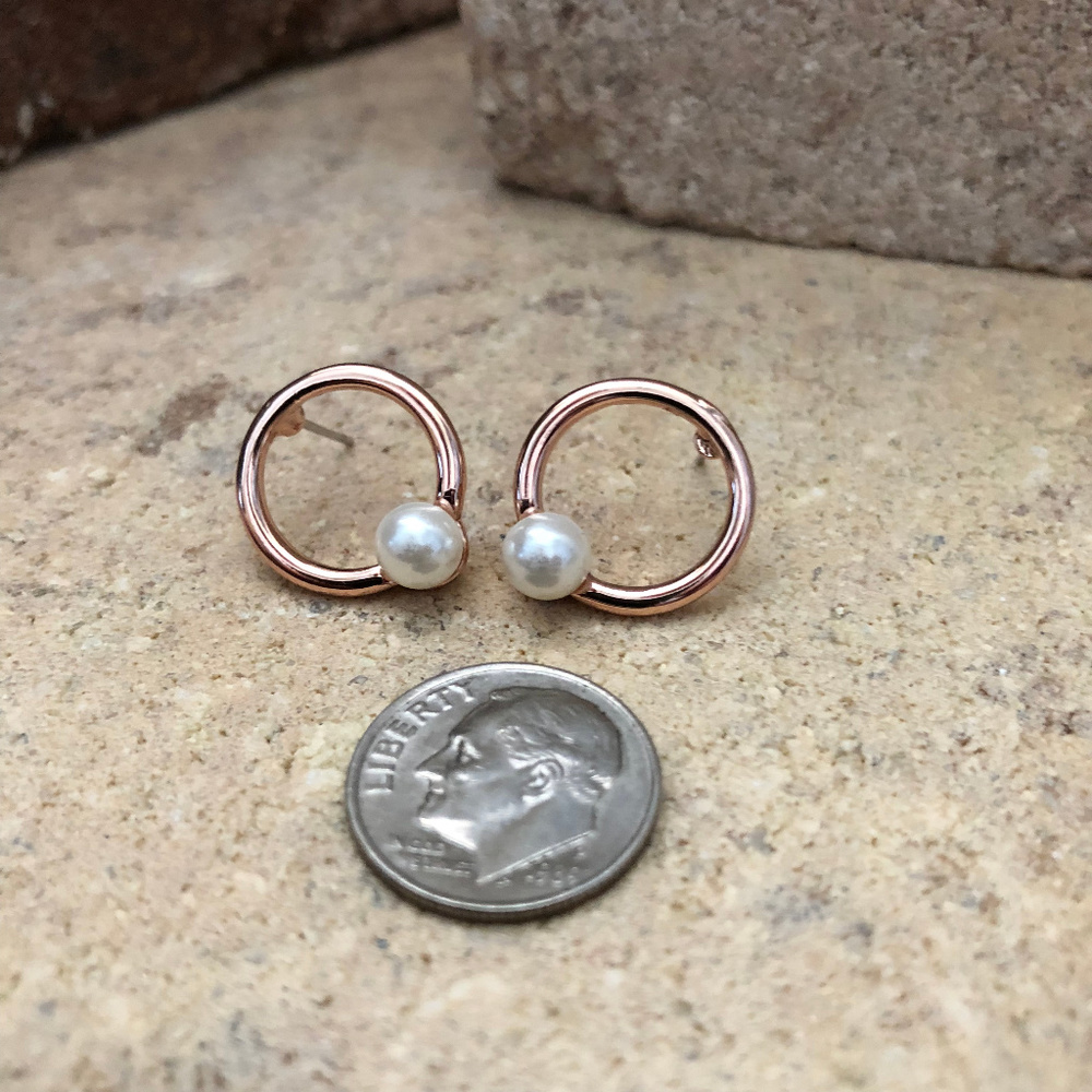 Geometric Stud Earrings - Picture 4 of 8